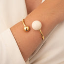 BRACELETE DOURADO ABRAÇO ESFERA BRANCA E LISA (020416)