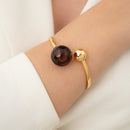 BRACELETE DOURADO ABRAÇO ESFERA MARROM E LISA (020646)