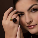ANEL DOURADO ESFERA MARROM E LISA (021970)